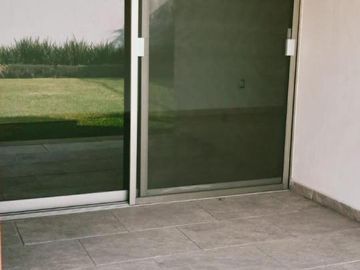 CASA EN VENTA EN JIUTEPEC, EN UN NIVEL DENTRO DE PRIVADA, CON 5 HABITACIONES, JARDÍN Y ALBERCA