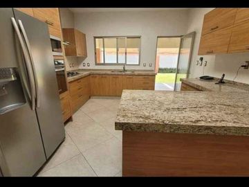 CASA EN VENTA EN JIUTEPEC, EN UN NIVEL DENTRO DE PRIVADA, CON 5 HABITACIONES, JARDÍN Y ALBERCA