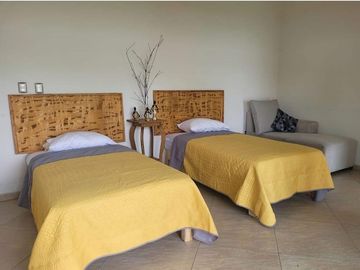 CASA EN VENTA EN JIUTEPEC, EN UN NIVEL DENTRO DE PRIVADA, CON 5 HABITACIONES, JARDÍN Y ALBERCA
