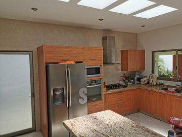 CASA EN VENTA EN JIUTEPEC, EN UN NIVEL DENTRO DE PRIVADA, CON 5 HABITACIONES, JARDÍN Y ALBERCA