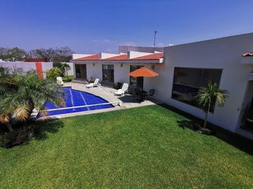 CASA EN VENTA EN JIUTEPEC, EN UN NIVEL DENTRO DE PRIVADA, CON 5 HABITACIONES, JARDÍN Y ALBERCA