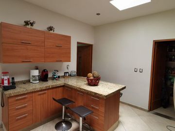 CASA EN VENTA EN JIUTEPEC, EN UN NIVEL DENTRO DE PRIVADA, CON 5 HABITACIONES, JARDÍN Y ALBERCA