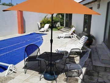 CASA EN VENTA EN JIUTEPEC, EN UN NIVEL DENTRO DE PRIVADA, CON 5 HABITACIONES, JARDÍN Y ALBERCA