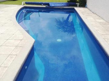 CASA EN VENTA EN JIUTEPEC, EN UN NIVEL DENTRO DE PRIVADA, CON 5 HABITACIONES, JARDÍN Y ALBERCA