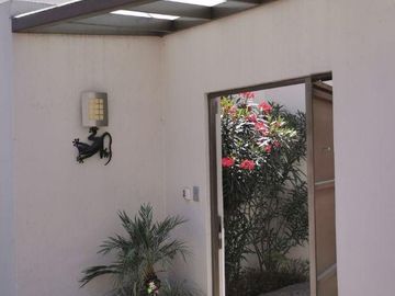 CASA EN VENTA EN JIUTEPEC, EN UN NIVEL DENTRO DE PRIVADA, CON 5 HABITACIONES, JARDÍN Y ALBERCA