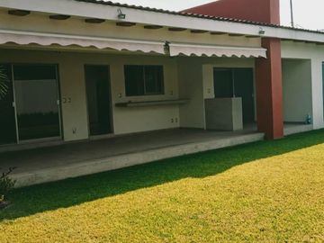 CASA EN VENTA EN JIUTEPEC, EN UN NIVEL DENTRO DE PRIVADA, CON 5 HABITACIONES, JARDÍN Y ALBERCA