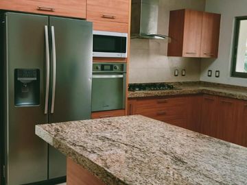 CASA EN VENTA EN JIUTEPEC, EN UN NIVEL DENTRO DE PRIVADA, CON 5 HABITACIONES, JARDÍN Y ALBERCA