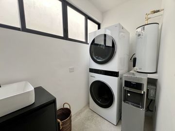 Casa en Venta Amueblada de 4 Recámaras en Privada Residencial en Sitpach Yucatán