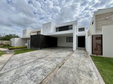 Casa en Venta Amueblada de 4 Recámaras en Privada Residencial en Sitpach Yucatán