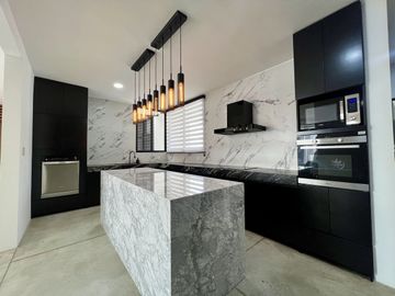 Casa en Venta Amueblada de 4 Recámaras en Privada Residencial en Sitpach Yucatán