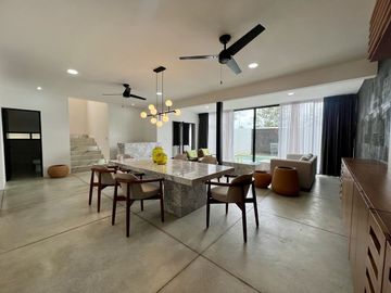 Casa en Venta Amueblada de 4 Recámaras en Privada Residencial en Sitpach Yucatán