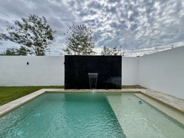 Casa en Venta Amueblada de 4 Recámaras en Privada Residencial en Sitpach Yucatán
