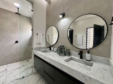 Casa en Venta Amueblada de 4 Recámaras en Privada Residencial en Sitpach Yucatán