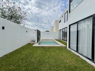 Casa en Venta Amueblada de 4 Recámaras en Privada Residencial en Sitpach Yucatán