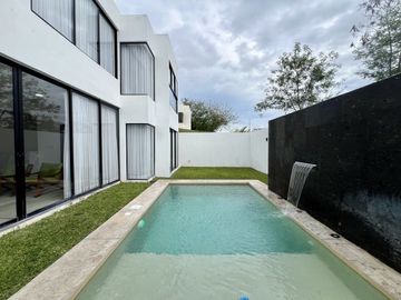 Casa en Venta Amueblada de 4 Recámaras en Privada Residencial en Sitpach Yucatán