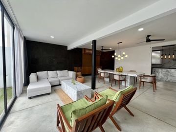 Casa en Venta Amueblada de 4 Recámaras en Privada Residencial en Sitpach Yucatán