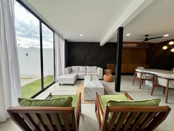 Casa en Venta Amueblada de 4 Recámaras en Privada Residencial en Sitpach Yucatán