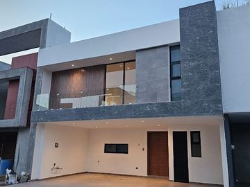 CASA EN VENTA EN LOMAS DE ANGELOPOLIS