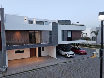CASA EN VENTA EN LOMAS DE ANGELOPOLIS