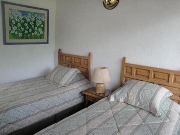 CASA EN VENTA EN CUERNAVACA, EN UN NIVEL EN LA COLONIA MANANTIALES, CON 6 HABITACIONES CADA UNA CON BAÑO