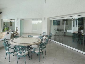CASA EN VENTA EN CUERNAVACA, EN UN NIVEL EN LA COLONIA MANANTIALES, CON 6 HABITACIONES CADA UNA CON BAÑO