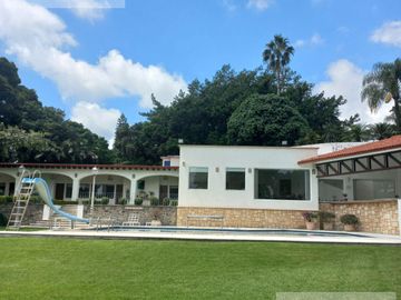 CASA EN VENTA EN CUERNAVACA, EN UN NIVEL EN LA COLONIA MANANTIALES, CON 6 HABITACIONES CADA UNA CON BAÑO