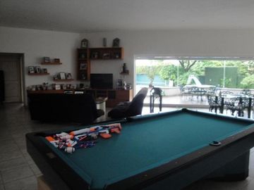 CASA EN VENTA EN CUERNAVACA, EN UN NIVEL EN LA COLONIA MANANTIALES, CON 6 HABITACIONES CADA UNA CON BAÑO