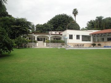 CASA EN VENTA EN CUERNAVACA, EN UN NIVEL EN LA COLONIA MANANTIALES, CON 6 HABITACIONES CADA UNA CON BAÑO