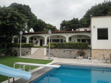 CASA EN VENTA EN CUERNAVACA, EN UN NIVEL EN LA COLONIA MANANTIALES, CON 6 HABITACIONES CADA UNA CON BAÑO