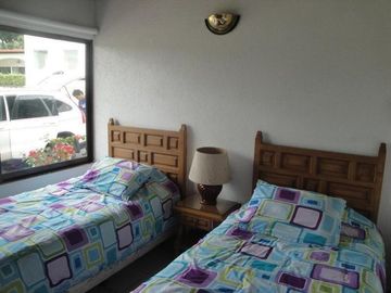 CASA EN VENTA EN CUERNAVACA, EN UN NIVEL EN LA COLONIA MANANTIALES, CON 6 HABITACIONES CADA UNA CON BAÑO
