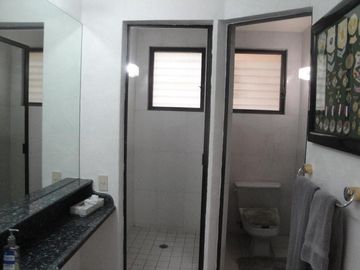 CASA EN VENTA EN CUERNAVACA, EN UN NIVEL EN LA COLONIA MANANTIALES, CON 6 HABITACIONES CADA UNA CON BAÑO