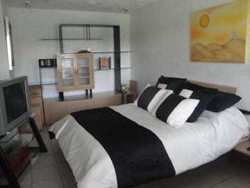 CASA EN VENTA EN CUERNAVACA, EN UN NIVEL EN LA COLONIA MANANTIALES, CON 6 HABITACIONES CADA UNA CON BAÑO