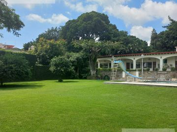 CASA EN VENTA EN CUERNAVACA, EN UN NIVEL EN LA COLONIA MANANTIALES, CON 6 HABITACIONES CADA UNA CON BAÑO
