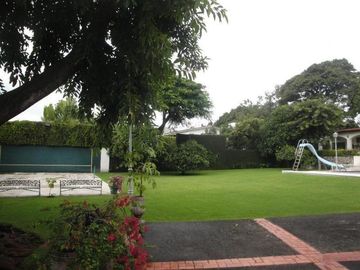 CASA EN VENTA EN CUERNAVACA, EN UN NIVEL EN LA COLONIA MANANTIALES, CON 6 HABITACIONES CADA UNA CON BAÑO
