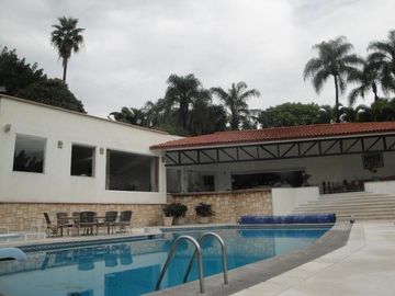 CASA EN VENTA EN CUERNAVACA, EN UN NIVEL EN LA COLONIA MANANTIALES, CON 6 HABITACIONES CADA UNA CON BAÑO