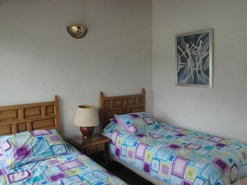 CASA EN VENTA EN CUERNAVACA, EN UN NIVEL EN LA COLONIA MANANTIALES, CON 6 HABITACIONES CADA UNA CON BAÑO