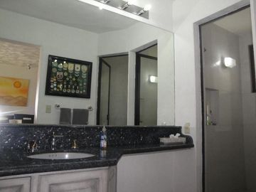 CASA EN VENTA EN CUERNAVACA, EN UN NIVEL EN LA COLONIA MANANTIALES, CON 6 HABITACIONES CADA UNA CON BAÑO