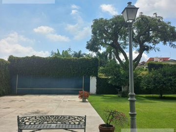 CASA EN VENTA EN CUERNAVACA, EN UN NIVEL EN LA COLONIA MANANTIALES, CON 6 HABITACIONES CADA UNA CON BAÑO
