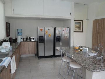 CASA EN VENTA EN CUERNAVACA, EN UN NIVEL EN LA COLONIA MANANTIALES, CON 6 HABITACIONES CADA UNA CON BAÑO