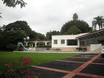 CASA EN VENTA EN CUERNAVACA, EN UN NIVEL EN LA COLONIA MANANTIALES, CON 6 HABITACIONES CADA UNA CON BAÑO
