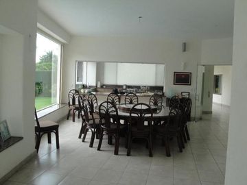 CASA EN VENTA EN CUERNAVACA, EN UN NIVEL EN LA COLONIA MANANTIALES, CON 6 HABITACIONES CADA UNA CON BAÑO