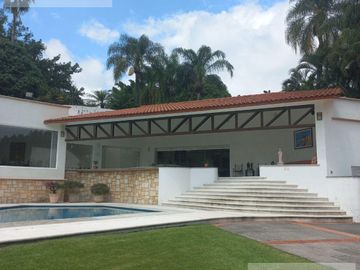 CASA EN VENTA EN CUERNAVACA, EN UN NIVEL EN LA COLONIA MANANTIALES, CON 6 HABITACIONES CADA UNA CON BAÑO