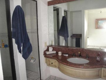 CASA EN VENTA EN CUERNAVACA, EN UN NIVEL EN LA COLONIA MANANTIALES, CON 6 HABITACIONES CADA UNA CON BAÑO