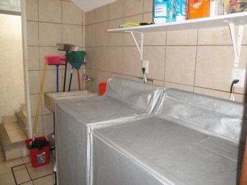 CASA EN VENTA EN CUERNAVACA, EN UN NIVEL EN LA COLONIA MANANTIALES, CON 6 HABITACIONES CADA UNA CON BAÑO
