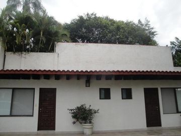 CASA EN VENTA EN CUERNAVACA, EN UN NIVEL EN LA COLONIA MANANTIALES, CON 6 HABITACIONES CADA UNA CON BAÑO