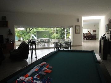 CASA EN VENTA EN CUERNAVACA, EN UN NIVEL EN LA COLONIA MANANTIALES, CON 6 HABITACIONES CADA UNA CON BAÑO