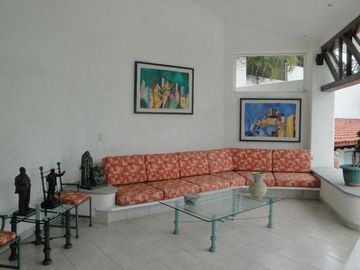 CASA EN VENTA EN CUERNAVACA, EN UN NIVEL EN LA COLONIA MANANTIALES, CON 6 HABITACIONES CADA UNA CON BAÑO
