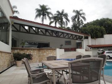CASA EN VENTA EN CUERNAVACA, EN UN NIVEL EN LA COLONIA MANANTIALES, CON 6 HABITACIONES CADA UNA CON BAÑO