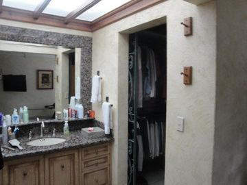 CASA EN VENTA EN CUERNAVACA, EN UN NIVEL EN LA COLONIA MANANTIALES, CON 6 HABITACIONES CADA UNA CON BAÑO