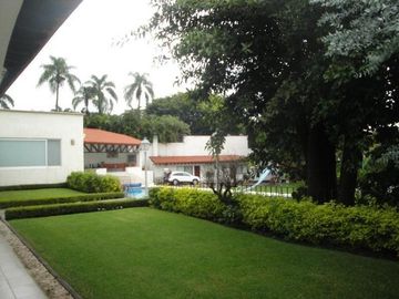 CASA EN VENTA EN CUERNAVACA, EN UN NIVEL EN LA COLONIA MANANTIALES, CON 6 HABITACIONES CADA UNA CON BAÑO